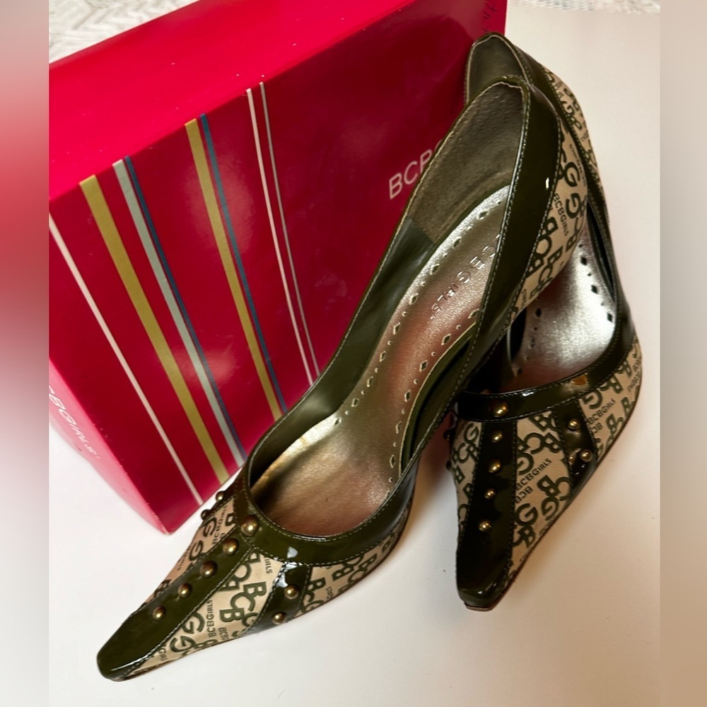 BCBGirls 9.5 shoes with Logo, patent and studs design, excellent condition - Picture 3 of 10